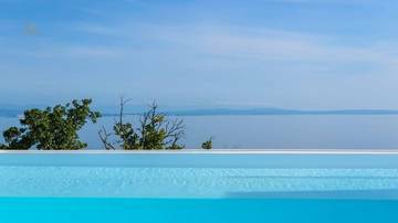 Thumbnail von Luxuriöse Doppelhaushälfte mit Swimmingpool und Panorama-Meerblick