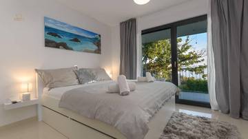 Thumbnail von Luxuriöse Doppelhaushälfte mit Swimmingpool und Panorama-Meerblick