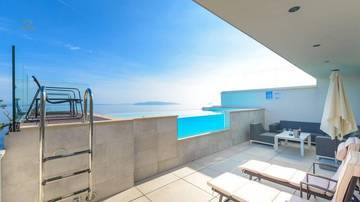 Thumbnail von Luxuriöse Doppelhaushälfte mit Swimmingpool und Panorama-Meerblick