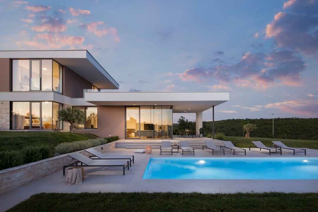 Moderne Villa mit Swimmingpool in mediterraner Umgebung