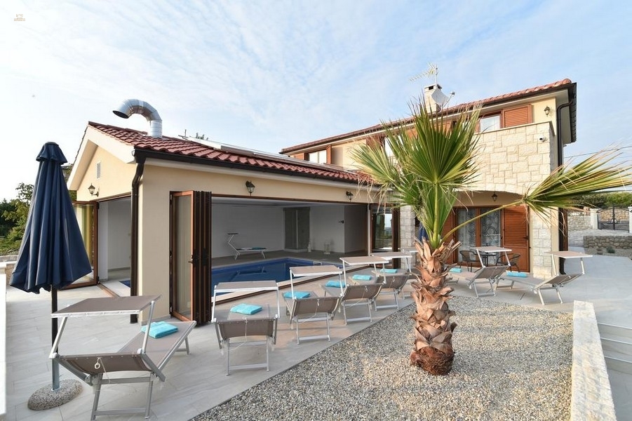 Villa méditerranéenne avec piscine dans un endroit calme, région de Krk