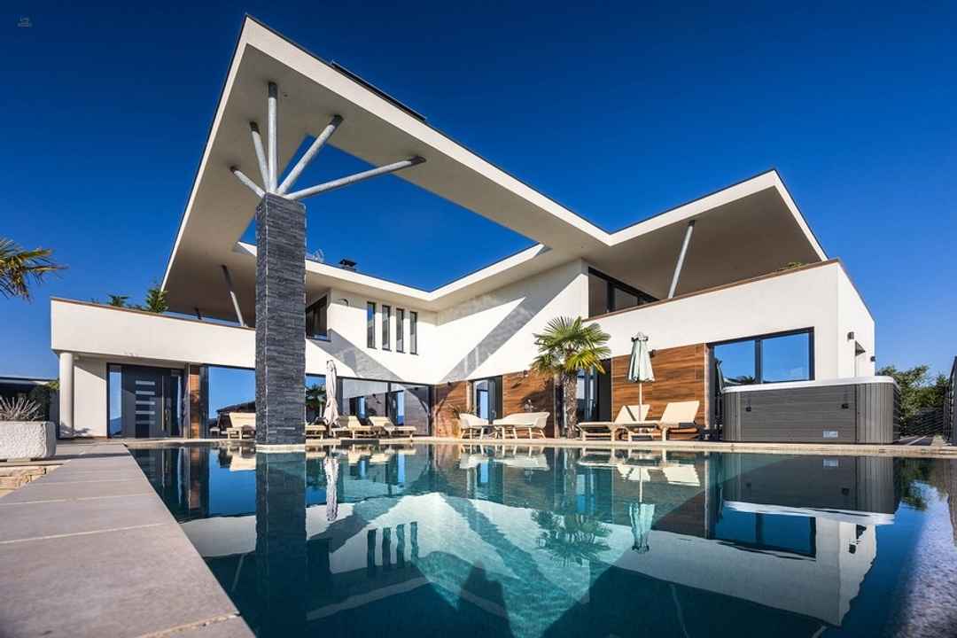 Modern Villa Yüzme Havuzu ve Deniz Manzarasıyla