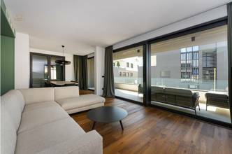 Thumbnail von Penthouse luxueux avec piscine sur la terrasse du toit près de la mer