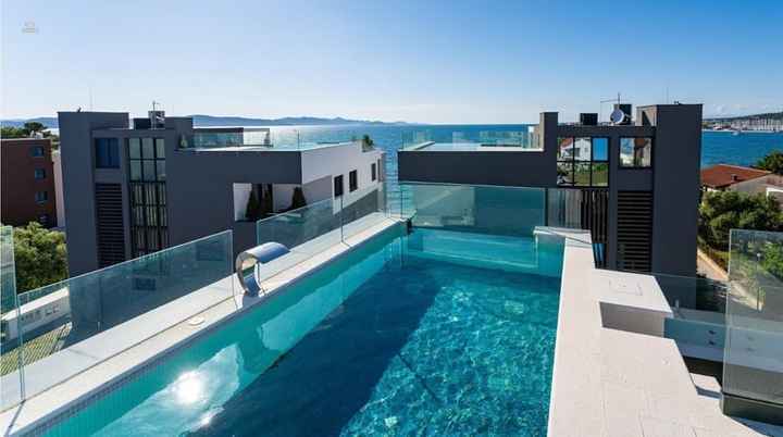 Luxuriöses Penthouse mit Pool auf der Dachterrasse nahe dem Meer