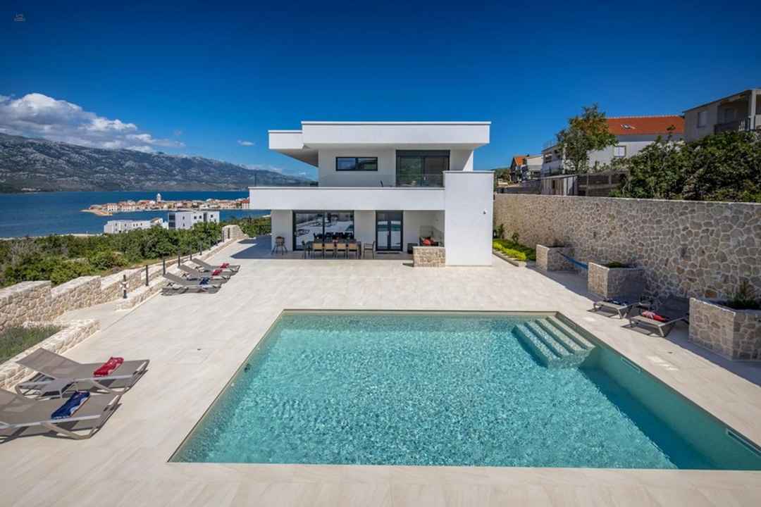 Modern lüks villa havuz ve deniz manzarasıyla