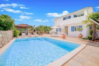 Mediterranes Haus mit Pool nahe dem Meer