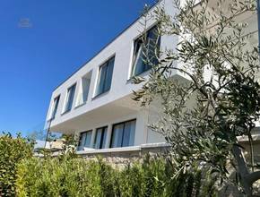 Thumbnail von Moderní vila s bazénem a krásným výhledem na moře