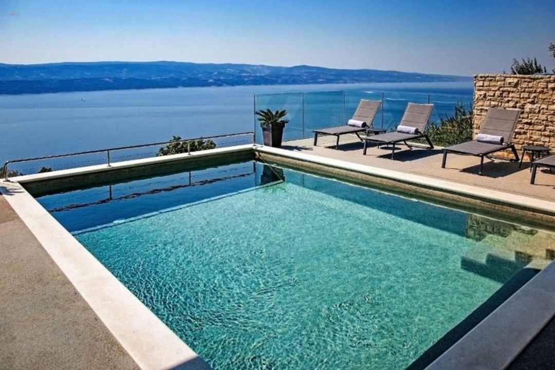 Modern villa yüzme havuzuyla ve güzel deniz manzarasıyla