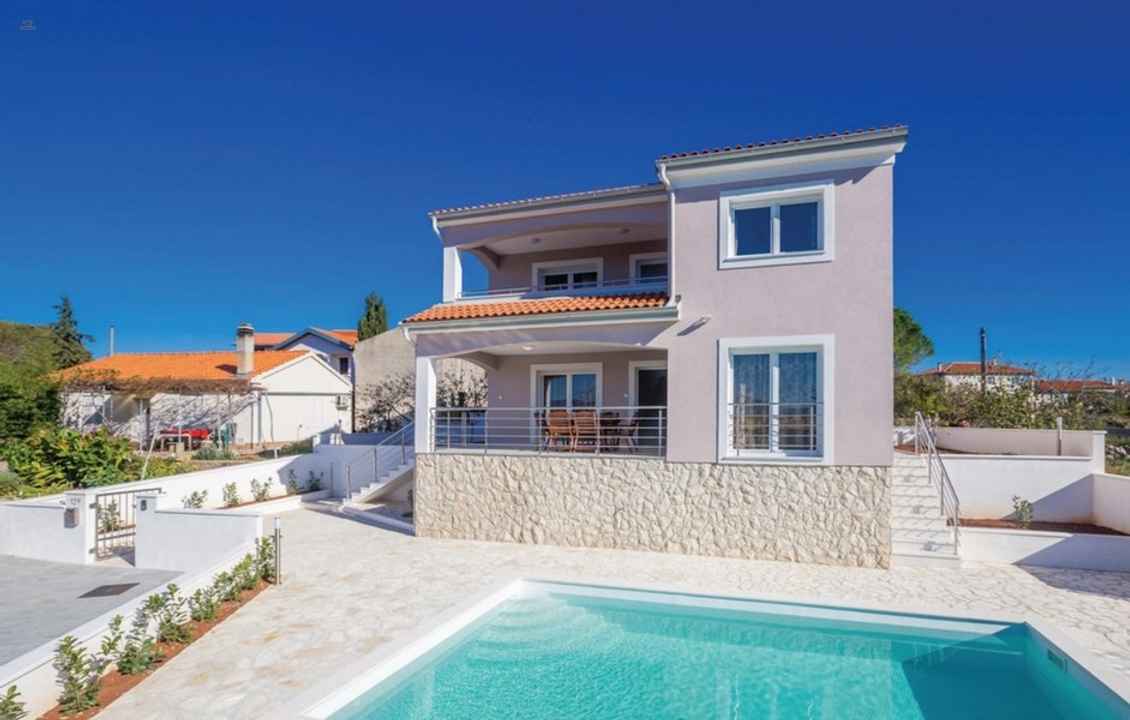 Familienhaus mit Pool und Blick auf das Meer