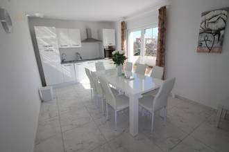 Thumbnail von Familienhaus mit Pool und Blick auf das Meer