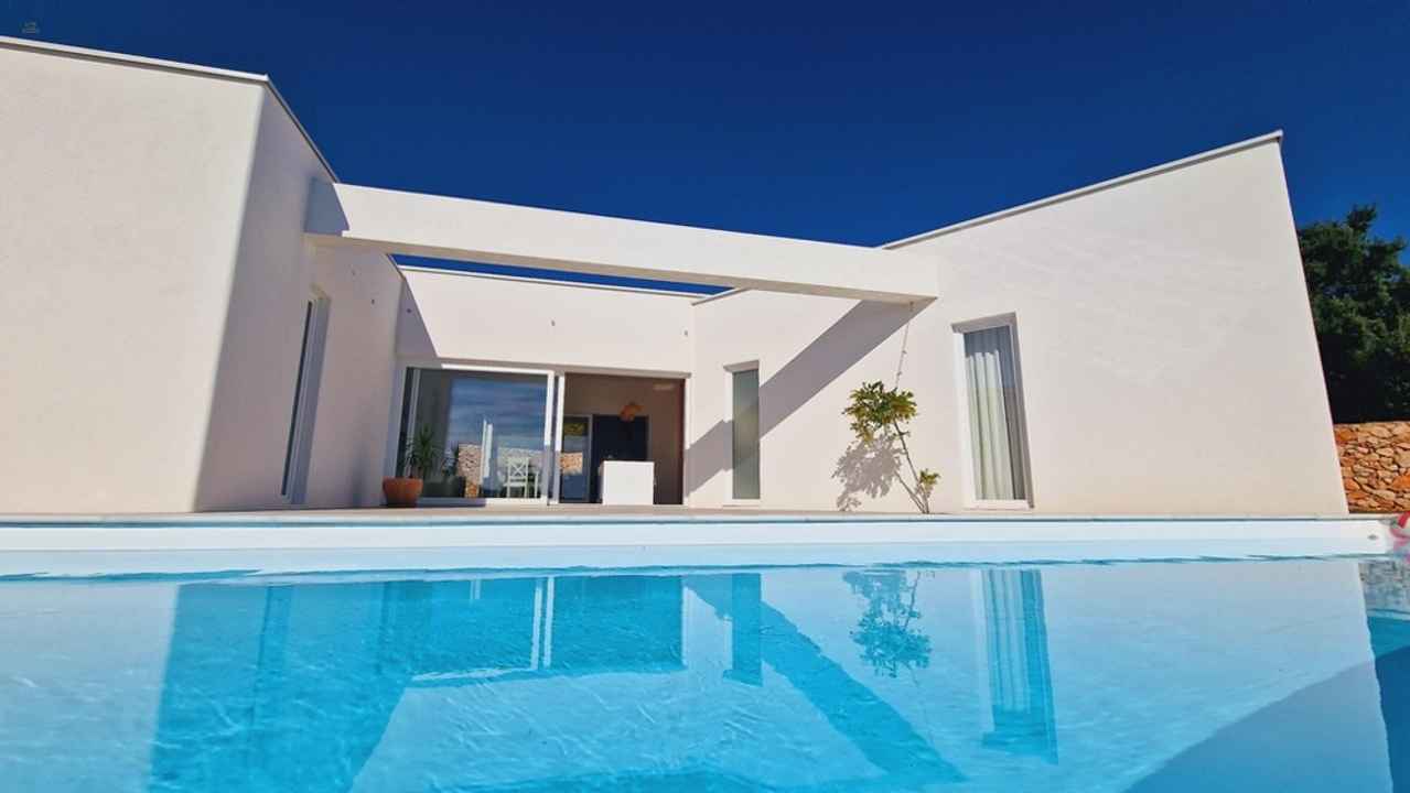 Moderne Villa mit Pool in ruhiger Lage