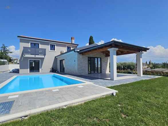 Poreç bölgesinde havuz ve deniz manzaralı Akdeniz tarzı villa