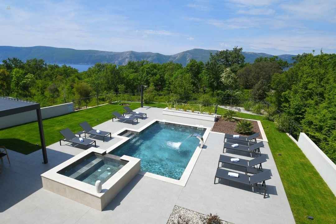 Attraktive Villa mit Pool und Blick auf das Meer