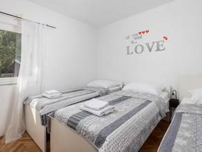 Thumbnail von Haus mit Swimmingpool und Blick auf das Meer