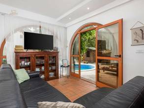 Thumbnail von Haus mit Swimmingpool und Blick auf das Meer