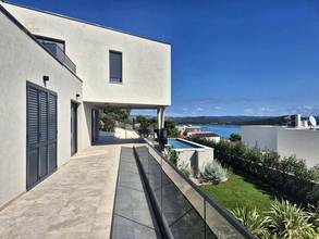 Thumbnail von Moderne Villa mit Swimmingpool und Meerblick