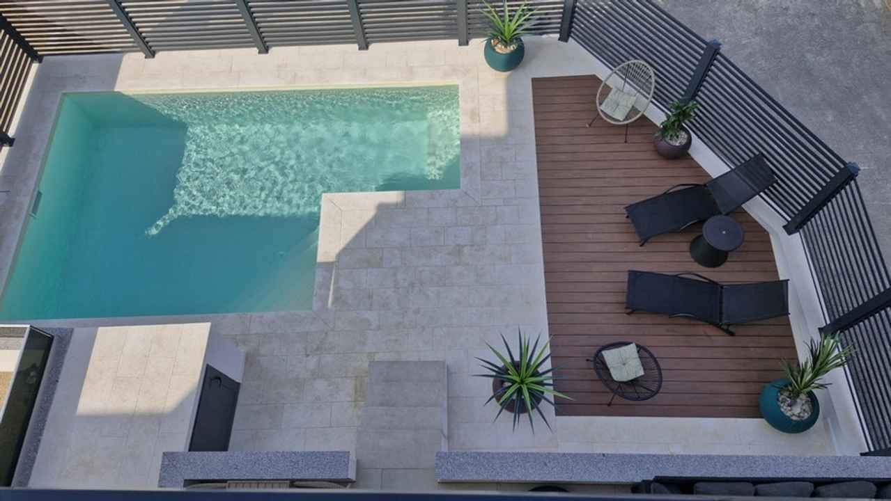 Erdgeschosswohnung mit Garten und Pool