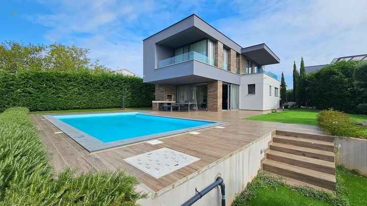 Moderne Villa mit Swimmingpool und Meerblick