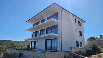 Thumbnail von Attraktives Neubau-Appartement  im 2. OG + Studio mit Garten im Erdgeschoss
