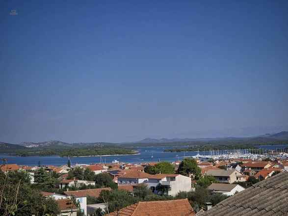 Traditionelles Steinhaus mit großem Garten