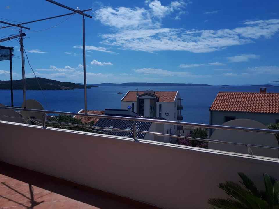 Haus mit Meerblick in der Region Trogir (Festlandküste)