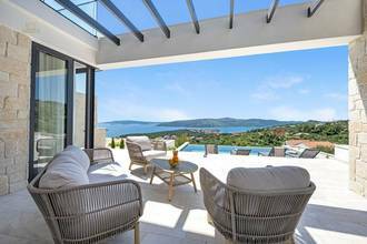 Thumbnail von Moderne Neubau-Villa mit Swimmingpool und Panorama-Meerblick, Region Trogir