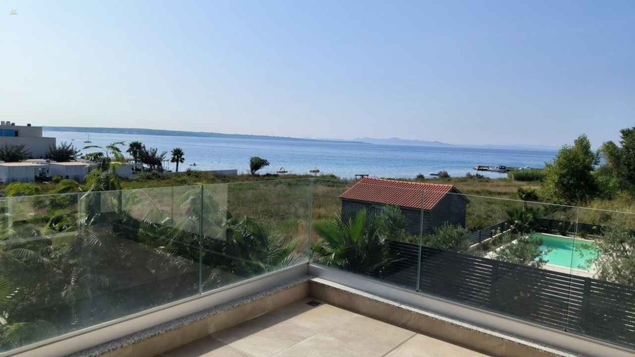 Moderne Villa mit Swimmingpool und Meerblick