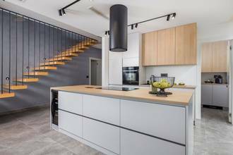 Thumbnail von Moderne Villa mit Pool, Meerblick und Garage