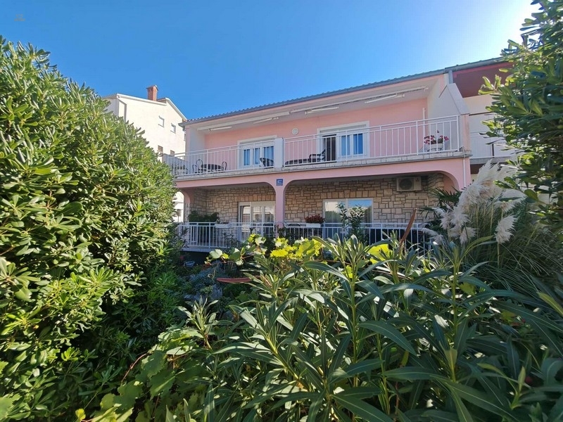 Doppelhaushälfte mit zwei Wohnungen (+ weitere Wohneinheit) nahe dem Meer