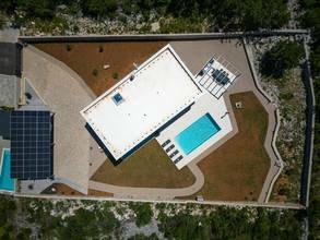 Thumbnail von Moderne Villa mit Pool und Meerblick