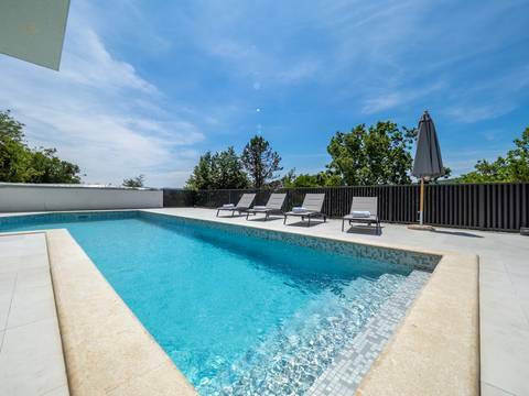 Moderne Villa mit mediterranen Elementen und Swimmingpool in ruhiger Umgebung, Region Vrbnik