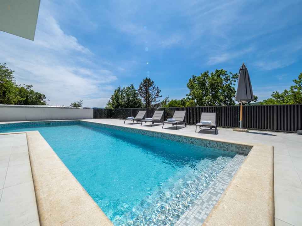 Moderne Villa mit mediterranen Elementen und Swimmingpool in ruhiger Umgebung, Region Vrbnik