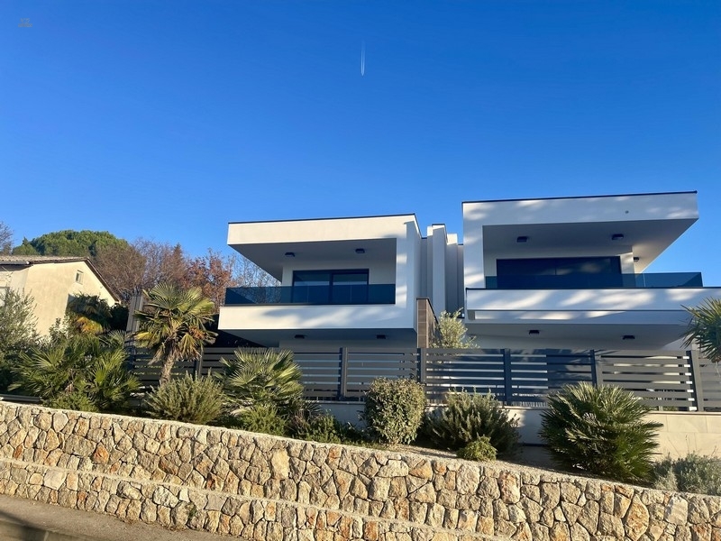 Luxuriöse Doppelhaushälfte mit Swimmingpool und Blick auf das Meer