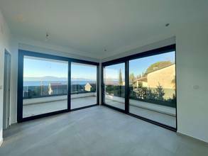 Thumbnail von Luxuriöse Doppelhaushälfte mit Swimmingpool und Blick auf das Meer