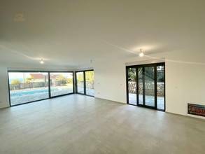 Thumbnail von Luxuriöse Doppelhaushälfte mit Swimmingpool und Blick auf das Meer