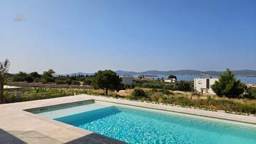 Thumbnail von Luxuriöse Villa mit Swimmingpool und Meerblick