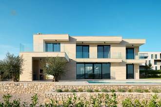 Thumbnail von Luxuriöse Villa mit Swimmingpool und Meerblick