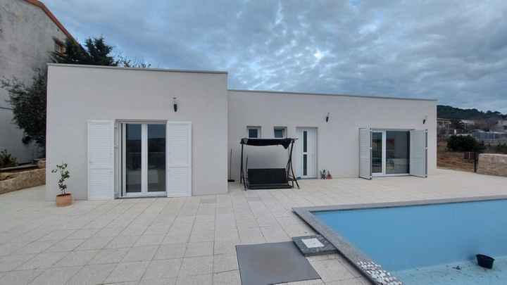 Moderner Bungalow mit Swimmingpool