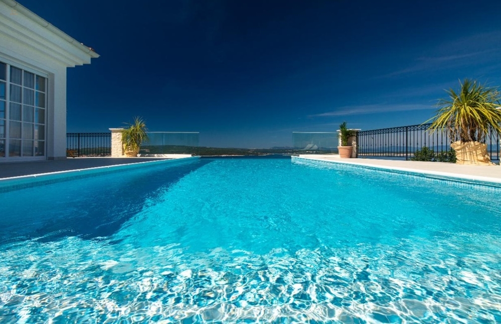 Villa di lusso mediterranea con vista panoramica sul mare e piscina a sfioro