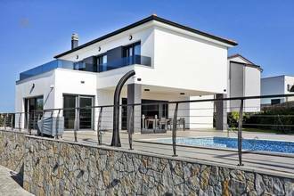 Villa mit Swimmingpool und Blick auf das Meer