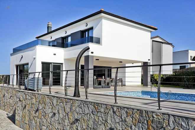 Villa mit Swimmingpool und Blick auf das Meer