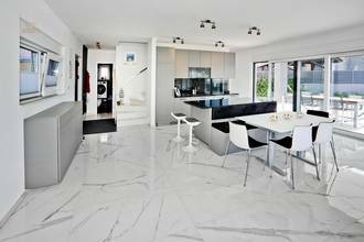 Thumbnail von Villa mit Swimmingpool und Blick auf das Meer