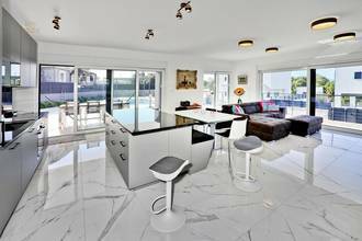 Thumbnail von Villa mit Swimmingpool und Blick auf das Meer