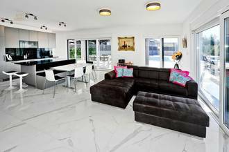 Thumbnail von Villa mit Swimmingpool und Blick auf das Meer