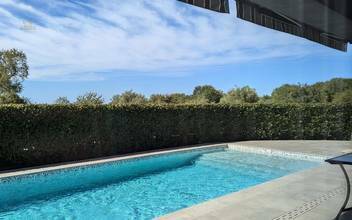 Thumbnail von Moderne Doppelhaushälfte mit Pool und Meerblick