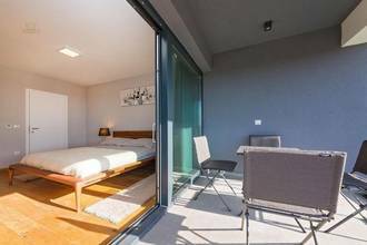 Thumbnail von Moderne Doppelhaushälfte mit Pool und Meerblick