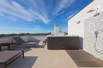 Thumbnail von Moderne Doppelhaushälfte mit Pool und Meerblick