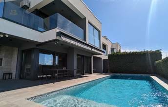Moderne Doppelhaushälfte mit Pool und Meerblick