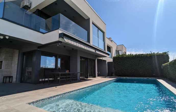 Moderne Doppelhaushälfte mit Pool und Meerblick