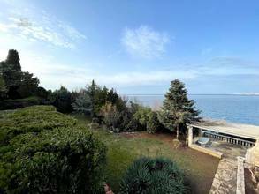 Thumbnail von Villa op een prachtige locatie direct aan zee